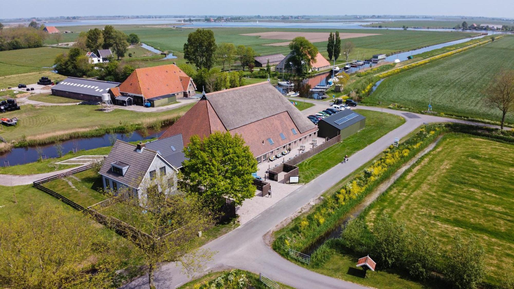 Groepsaccommodatie Fries En Fruitig Nijhuizum Exterior foto